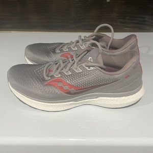 SAUCONY men’s size 11.5. Triumph 18. Washed. Excellent shape